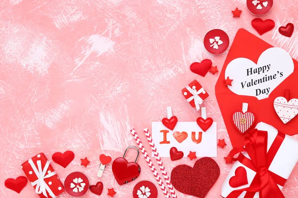 Coeurs de Saint-Valentin avec bougies, coffrets cadeaux, enveloppe et texte Hap — Photo