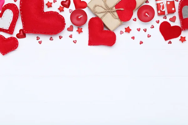 Corazones de San Valentín con velas y cajas de regalo en pestaña de madera blanca — Foto de Stock