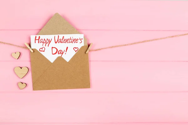 心とテキストで紙の封筒｜Happy Valentines Day hangling — ストック写真