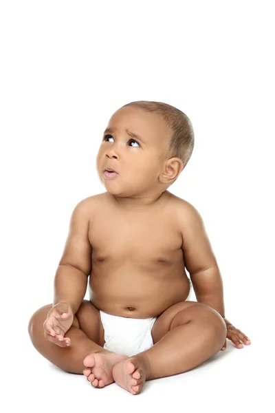 Bebé americano sentado sobre fondo blanco —  Fotos de Stock