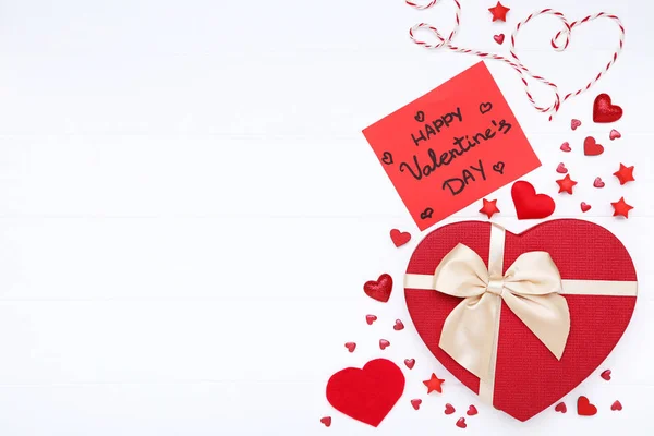 Valentine καρδιές με κουτί δώρου και κείμενο Χρόνια πολλά Ημέρα του Αγίου Βαλεντίνου για — Φωτογραφία Αρχείου