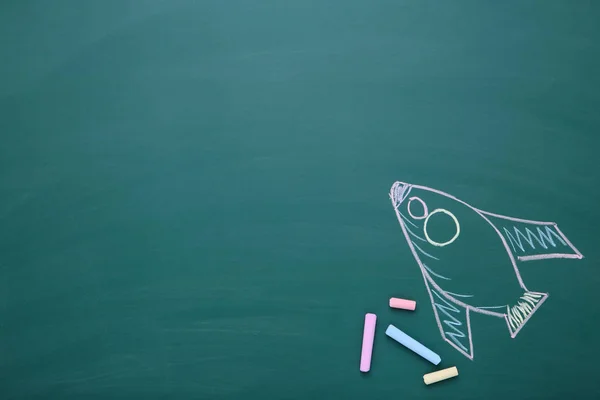 Малюнок ракети на крейдяній дошці з різнокольоровими чашами — стокове фото