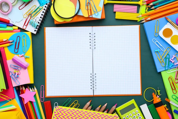 Diversi materiali scolastici con foglio bianco su cha verde — Foto Stock