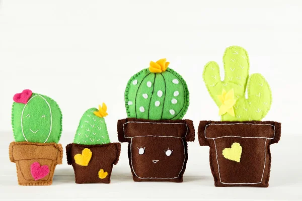 Diferentes juguetes blandos de cactus sobre fondo blanco —  Fotos de Stock