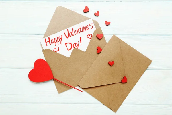 Buste di carta con cuori rossi e testo Buon San Valentino su — Foto Stock