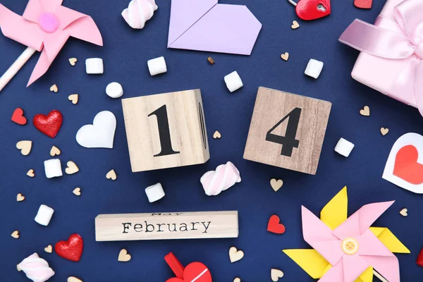 Corazones de San Valentín con calendario cubo, malvaviscos y viento de papel —  Fotos de Stock