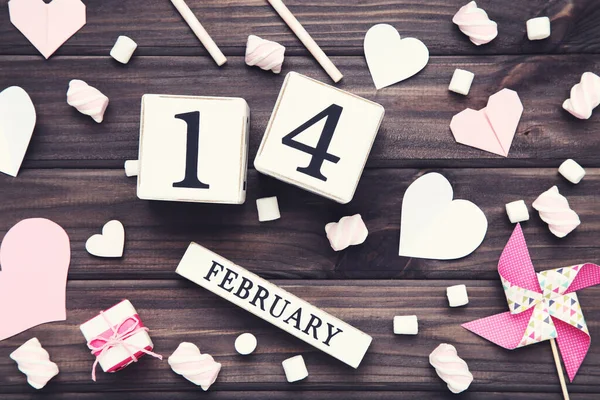 Coeurs de Saint-Valentin avec calendrier cube et guimauves sur t en bois — Photo