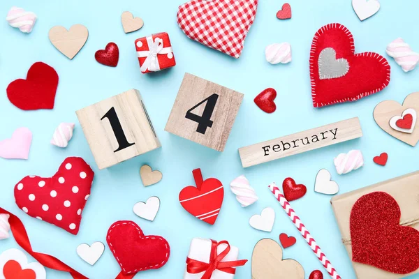 Valentijnskaarten met kubuskalender en marshmallows op blauwe bac — Stockfoto