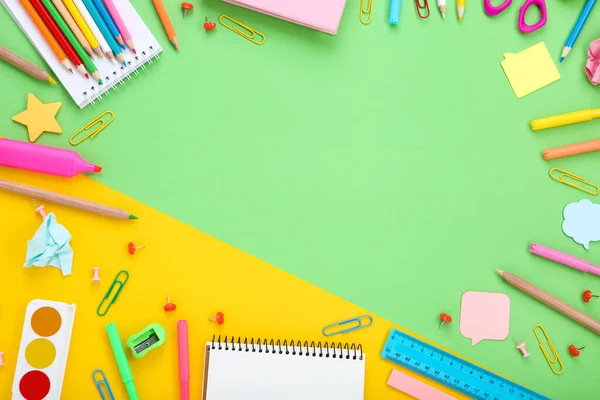 Diversi materiali scolastici su sfondo colorato — Foto Stock