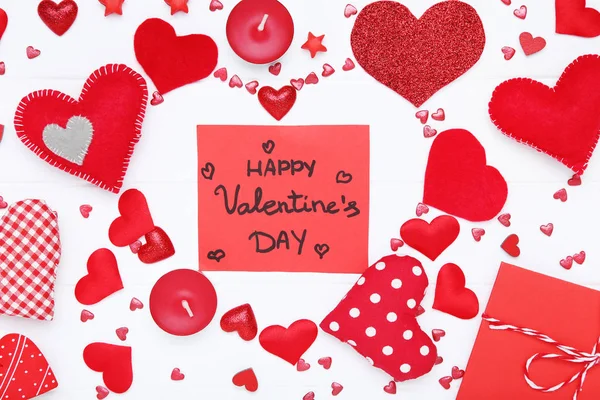 Corazones de San Valentín con velas y texto Feliz día de San Valentín en w — Foto de Stock