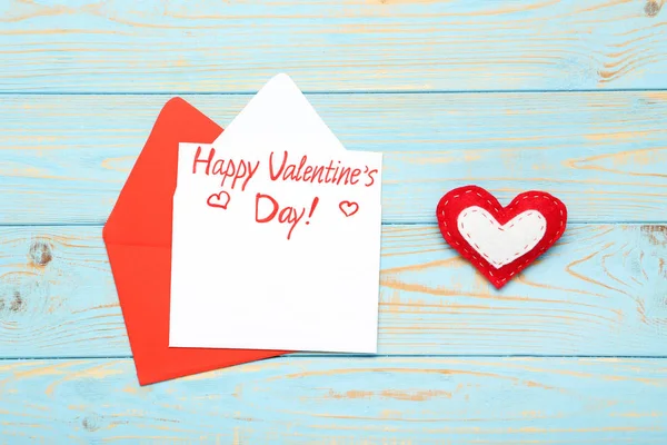 Envelope de papel com coração de tecido e texto Feliz Dia dos Namorados o — Fotografia de Stock