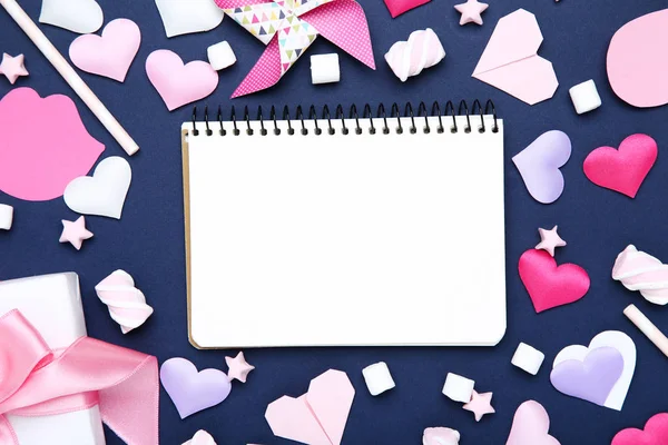 Corações dos namorados com bloco de notas em branco, marshmallows e caixa de presente o — Fotografia de Stock