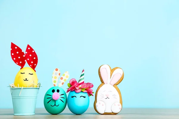 Aranyos húsvéti tojást mézeskalács keksz kék háttér — Stock Fotó