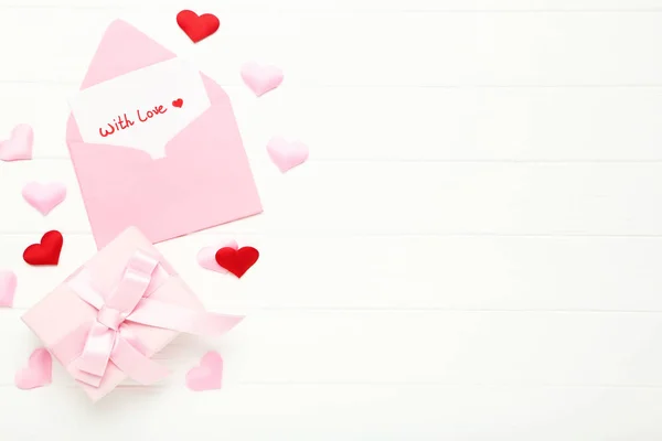 Papierumschlag mit Herzen, Geschenkschachtel und Text mit Liebe auf Weiß — Stockfoto