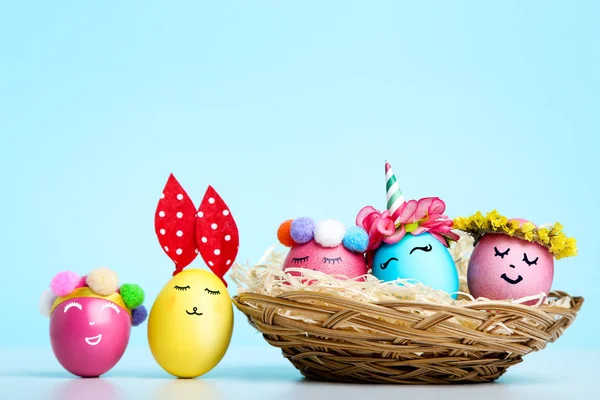 Aranyos húsvéti tojás kosár kék háttér — Stock Fotó