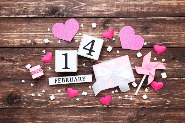 Corazones de San Valentín con calendario cubo, cajas de regalo y malvaviscos — Foto de Stock