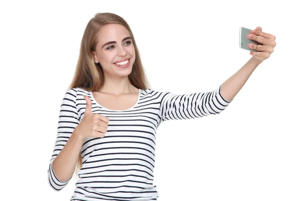 Jovem menina bonita mostrando polegar para cima e fazendo selfie em inteligente — Fotografia de Stock