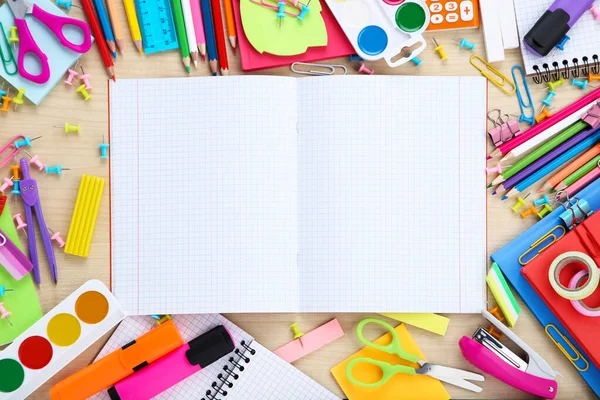 Fournitures scolaires avec feuille de papier vierge sur table en bois marron — Photo