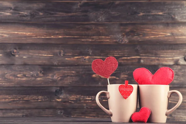 Corazones de tela y papel con copas sobre mesa de madera marrón —  Fotos de Stock