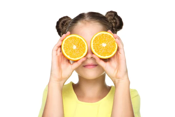 Młoda dziewczyna pokrywa oczy pomarańczowym owocem na białym tle — Zdjęcie stockowe