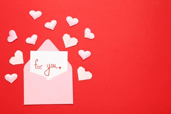 Enveloppe en papier avec des cœurs et du texte pour vous sur fond rouge — Photo