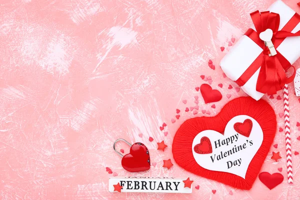 Валентина сердца с соломинками, коробка подарка и текст С днем Святого Валентина — стоковое фото