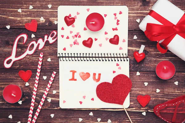 Valentine καρδιές με κεριά, σημειωματάριο και κείμενο σ 'αγαπώ σε δύο — Φωτογραφία Αρχείου