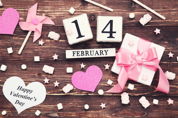 Valentine hearts with cube calendar, gift box and marshmallows o — 스톡 사진