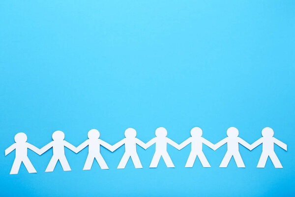 Бумажные цепи людей на синем фоне
