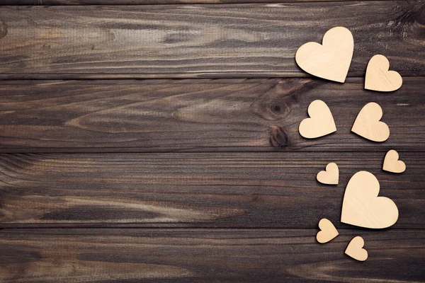 Καφέ καρδιές σε ξύλινο τραπέζι — Φωτογραφία Αρχείου
