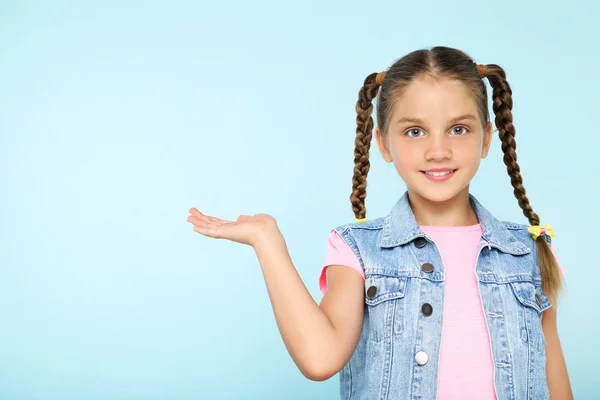 Jovem menina bonita no fundo azul — Fotografia de Stock