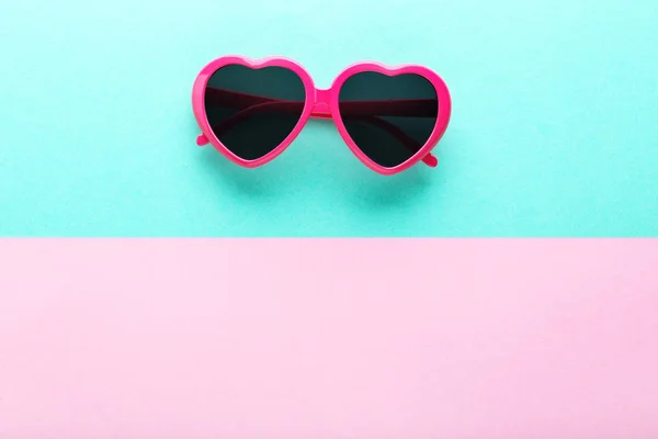 Moderna hjärta formade solglasögon på färgglada bakgrund — Stockfoto