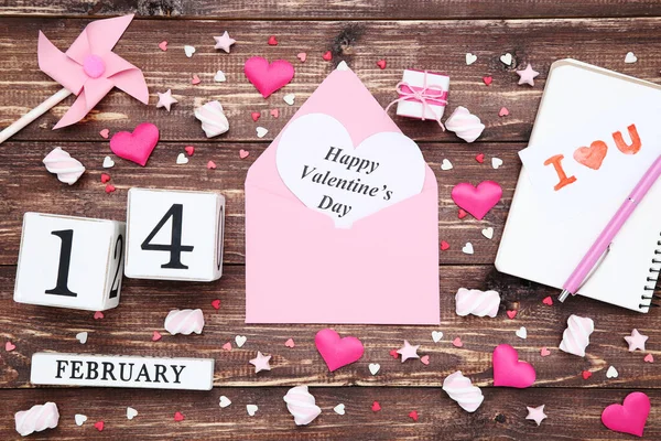 キューブカレンダー、マシュマロとテキストとバレンタインの心ハッピー — ストック写真