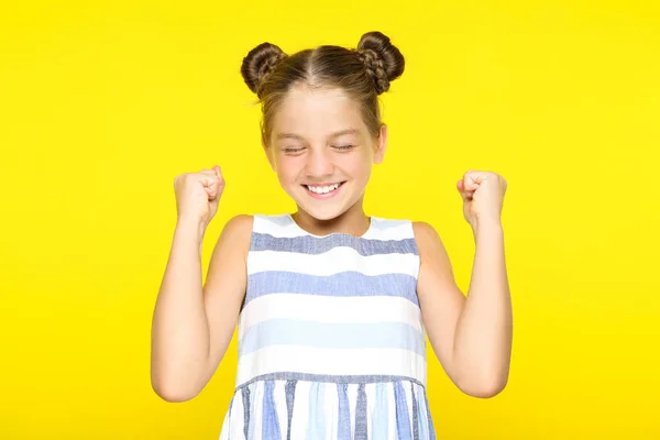 Jovem menina feliz no fundo amarelo — Fotografia de Stock