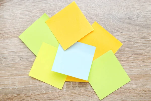 Note adesive di carta colorata su tavolo di legno — Foto Stock