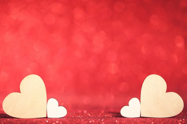 Valentine brązowe serca na czerwonym niewyraźnym tle — Zdjęcie stockowe