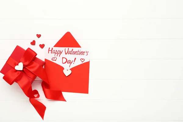 Envelope de papel com caixa de presente e texto Feliz Dia dos Namorados no wh — Fotografia de Stock