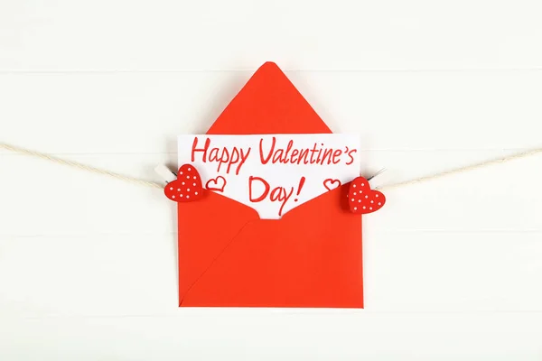 Papierumschlag mit Text zum Valentinstag auf weißem Papier — Stockfoto