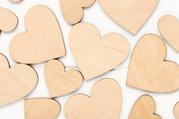 Bruna hjärtan på vitt träbord — Stockfoto
