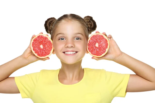 Молода дівчина з грейпфрутом ізольована на білому тлі — стокове фото