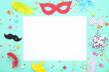 Purim tatil kompozisyonu. Parti malzemeleri ve boş bir sayfa dolusu...