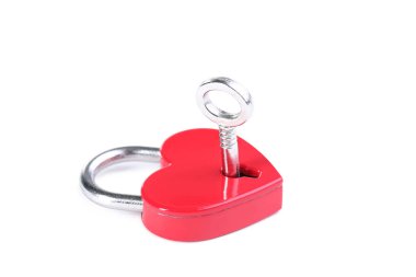 Valentine 'ın kalp şeklindeki asma kilit anahtarı beyaz arka tarafta izole edilmiş.