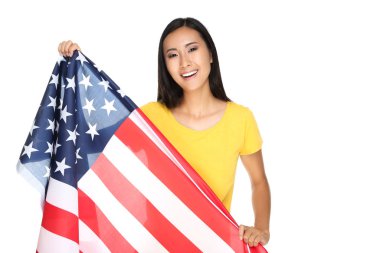 Beyaz arka planda Amerikan bayrağı taşıyan genç bir kadın