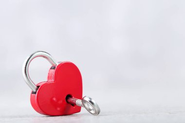 Sevgililer Günü kalp şeklinde asma kilit ve gri arka planda anahtar