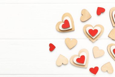 Beyaz ahşap masada renkli kalpler