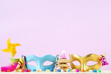 Purim tatil kompozisyonu. Pembe B 'de parti malzemeleri olan kurabiyeler.