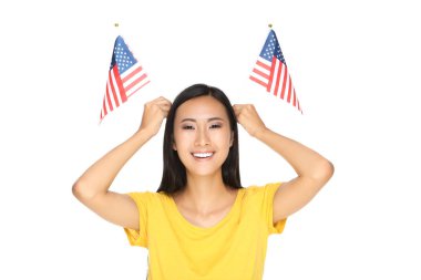 Beyaz arka planda Amerikan bayrağı taşıyan genç bir kadın