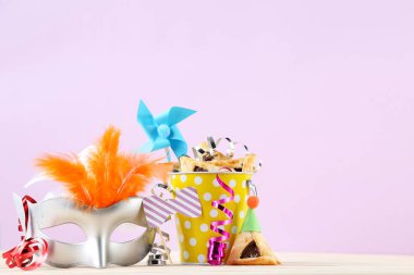 Purim tatil kompozisyonu. Kova ve su ile parti veren kurabiyeler.