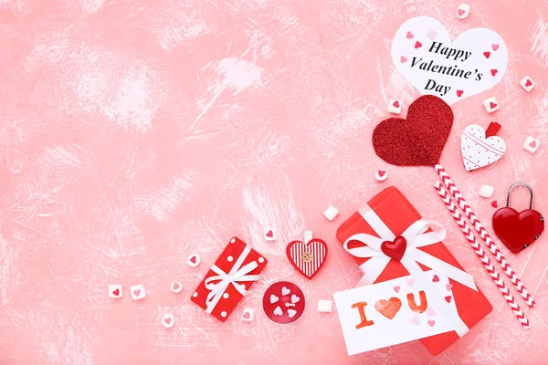 Corações dos namorados com caixas de presente, marshmallows e texto Happy Va — Fotografia de Stock