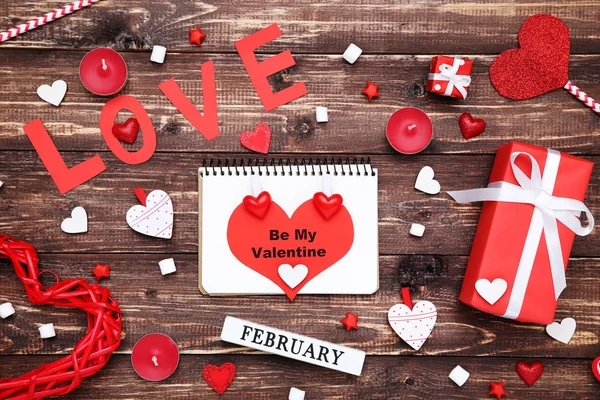 Coeurs de Saint-Valentin avec boîte cadeau et texte Be My Valentine on woode — Photo
